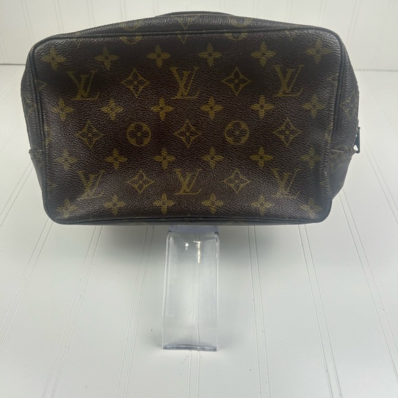 Louis Vuitton Trousse 23 Unisex 
Brown Monogram Canvas Cosmetic Bag - Picture 3 of 12